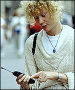 Mujer utilizando un telfono mvil.